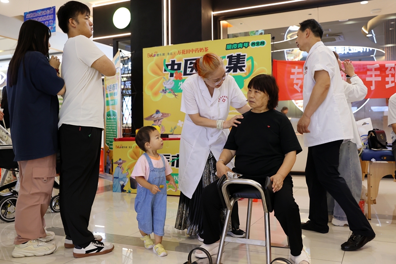 “中醫市集”受到市民歡迎 黃鶴鳴 攝 ((3086289)-20240918110711_副本.jpg